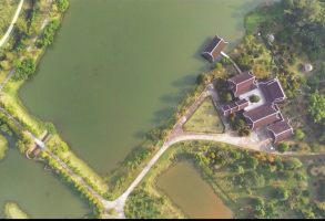 บ้านเรือนไทยไม้สัก เนื้อที่ขนาดใหญ่ติดบึงน้ำ 25 น. จากสนามบิน